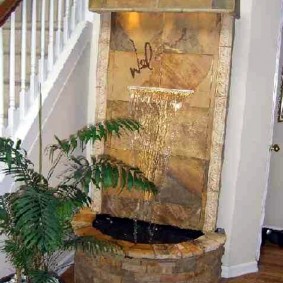 Wasserfall im Freien nahe der Treppe in einem Privathaus