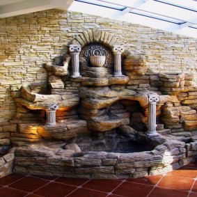 Cascadă de piatră în holul unei case particulare