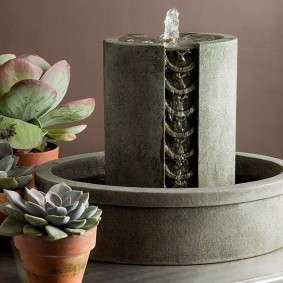 Minimalistička fontana za stolna stola