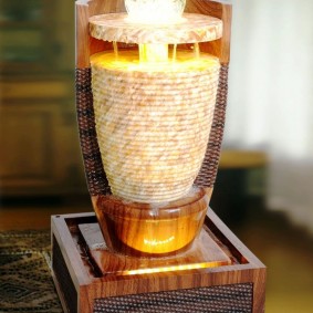 model stołowy dekoracyjnej fontanny na drewnianej podstawie