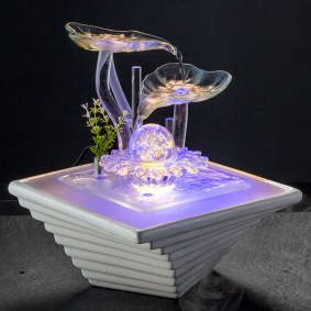 Glaselementer i en dekorativ springvand