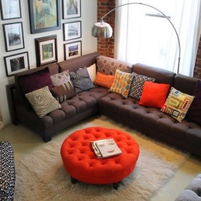 Pouf rosso di fronte al divano nel soggiorno