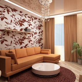 Brune gardiner i et rom med strekkloft