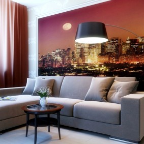 Pintura mural darrere d’un sofà en forma de cantó
