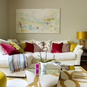 Flerfargede puter på en hvit sofa
