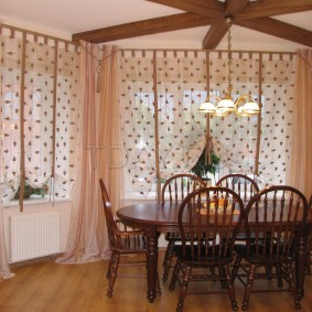 Enkle gardiner på vinduene i stuen