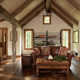 Sofá de couro em uma aconchegante casa de campo