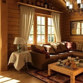 Polstrede møbler i et rom hjemme fra en tømmerstokk