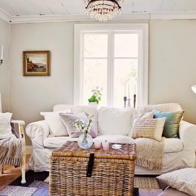 Lyst rom med hvite møbler