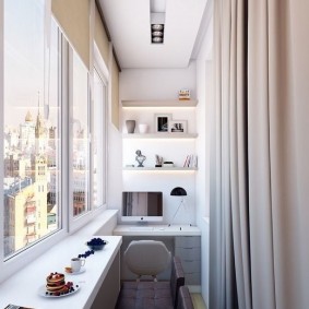 Mājas birojs uz studijas tipa dzīvokļa balkona