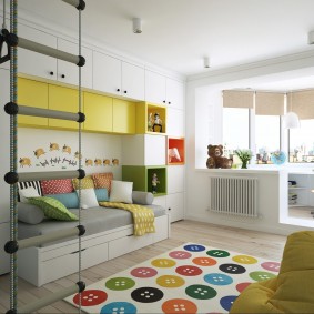 Żółta i biała ściana w pokoju dziecinnym