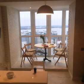 Stół kuchenny na panoramicznym balkonie