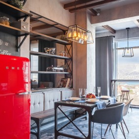 Piros hűtőszekrény a loft stílusú konyhában