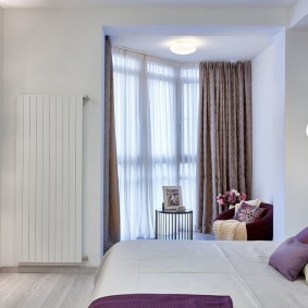 Dormitor luminos într-un apartament cu panou