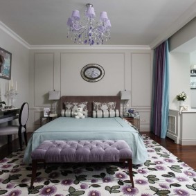 Wnętrze sypialni w stylu neoklasycystycznym