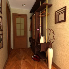 Pequeno corredor em um apartamento de dois quartos