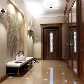 Porte in legno nel corridoio con pavimento in ceramica