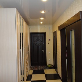 Pintu gelongsor di lorong sempit