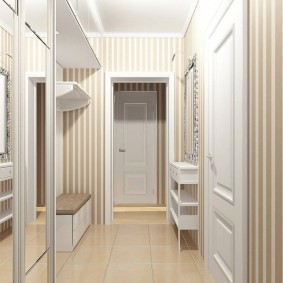 Móveis compactos em um pequeno corredor