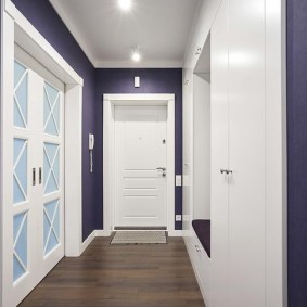 Bijela vrata na kraju hodnika
