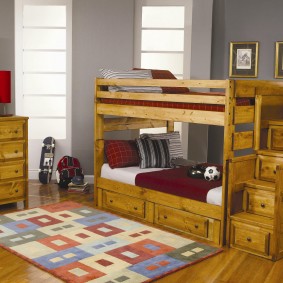 Drevená posteľ v izbe dvoch chlapcov