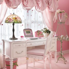 Mesa em um quarto rosa