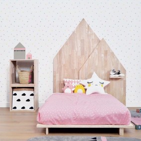 Dětská postel s dřevěnou čelo