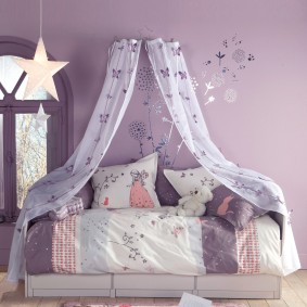 Detská posteľ pri fialovej stene