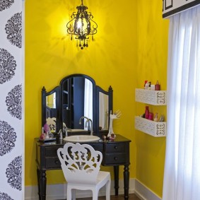 Fekete fésülködő asztal a háttér sárga fal