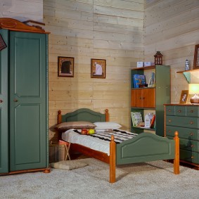 Dřevěný nábytek v dětské ložnici