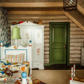 Armário branco no quarto das crianças da casa de madeira