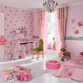Růžová tapeta v dívčí ložnici