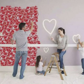 Decorazione della parete della stanza con i bambini