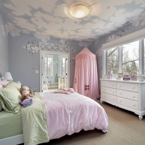 Bílé mraky na modrém stropu v dětském pokoji