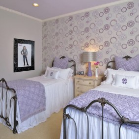 Papel de parede lilás no quarto de duas meninas