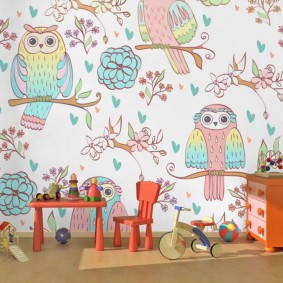 Papel de parede infantil com desenhos de uma coruja