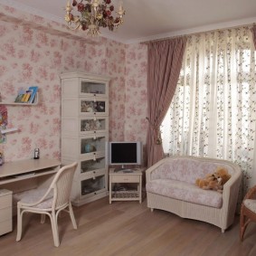 Izba pre dospievajúcich s krásnou tapetou