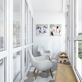 Modulaire schilderijen aan de kopmuur van het balkon