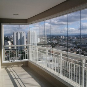 Panoramische beglazing van de loggia in het appartement