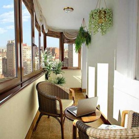 Rieten stoelen op het balkon van een tweekamerappartement