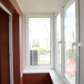 Wit plafond op een klein balkon