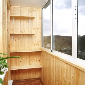 Kleine planken op de houten muur van het balkon