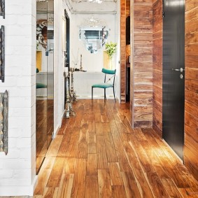 Koridor bergaya dengan trim kayu