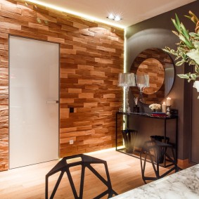 Paneles de madera en el pasillo de una casa privada.