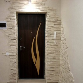 Vyzdobte kamenný priestor nad prednými dverami