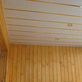 Sundurma tavan yaldızlı dekor ile PVC paneller
