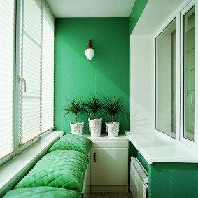 Yeşil duvarlı bir balkonda beyaz tavan