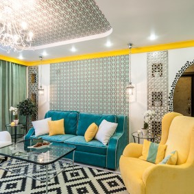 Žlté kreslo v modernej obývacej izbe