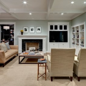 Moderná obývacia izba v pastelových farbách.