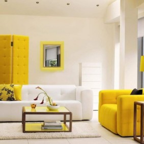 Κίτρινη οθόνη σε δωμάτιο με λευκούς τοίχους